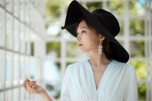 明星艺人类新闻营销：郑罗茜法式写真惊艳！白裙黑帽尽显高级复古风情
