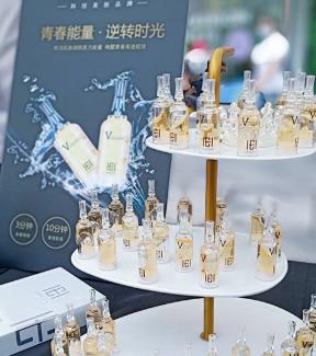美容饰品类新闻营销案例：靠摆摊日收过万的后浪，离不开品牌们的支持